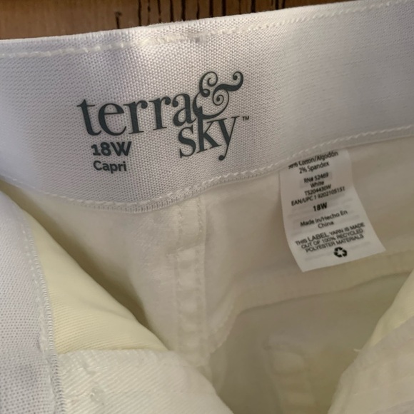 Terra & Sky Women’s White Destressed Capri - Picture 7 of 9